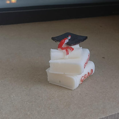 Candela Libro con Cappello di Laurea in Cera