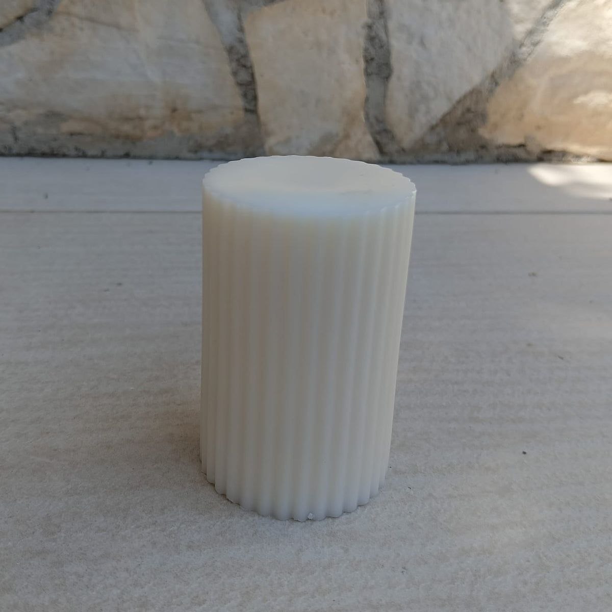 Candela Cilindro a Righe in Cera, colore bianco