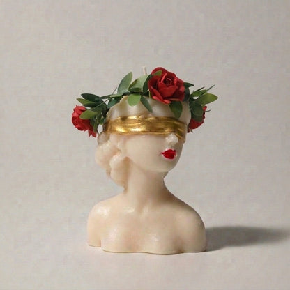 Candela Dea Bendata in cera avorio con corona di rose, fascia dorata e labbra rosse