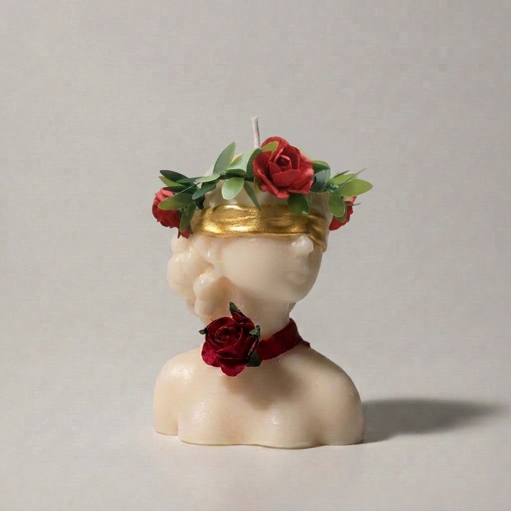 Candela Dea Bendata in cera avorio con corona di rose, fascia dorata e rosellina al collo