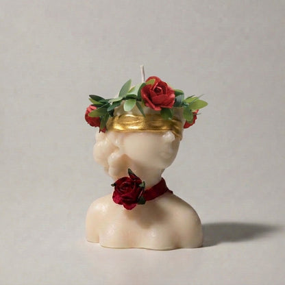 Candela Dea Bendata in cera avorio con corona di rose, fascia dorata e rosellina al collo