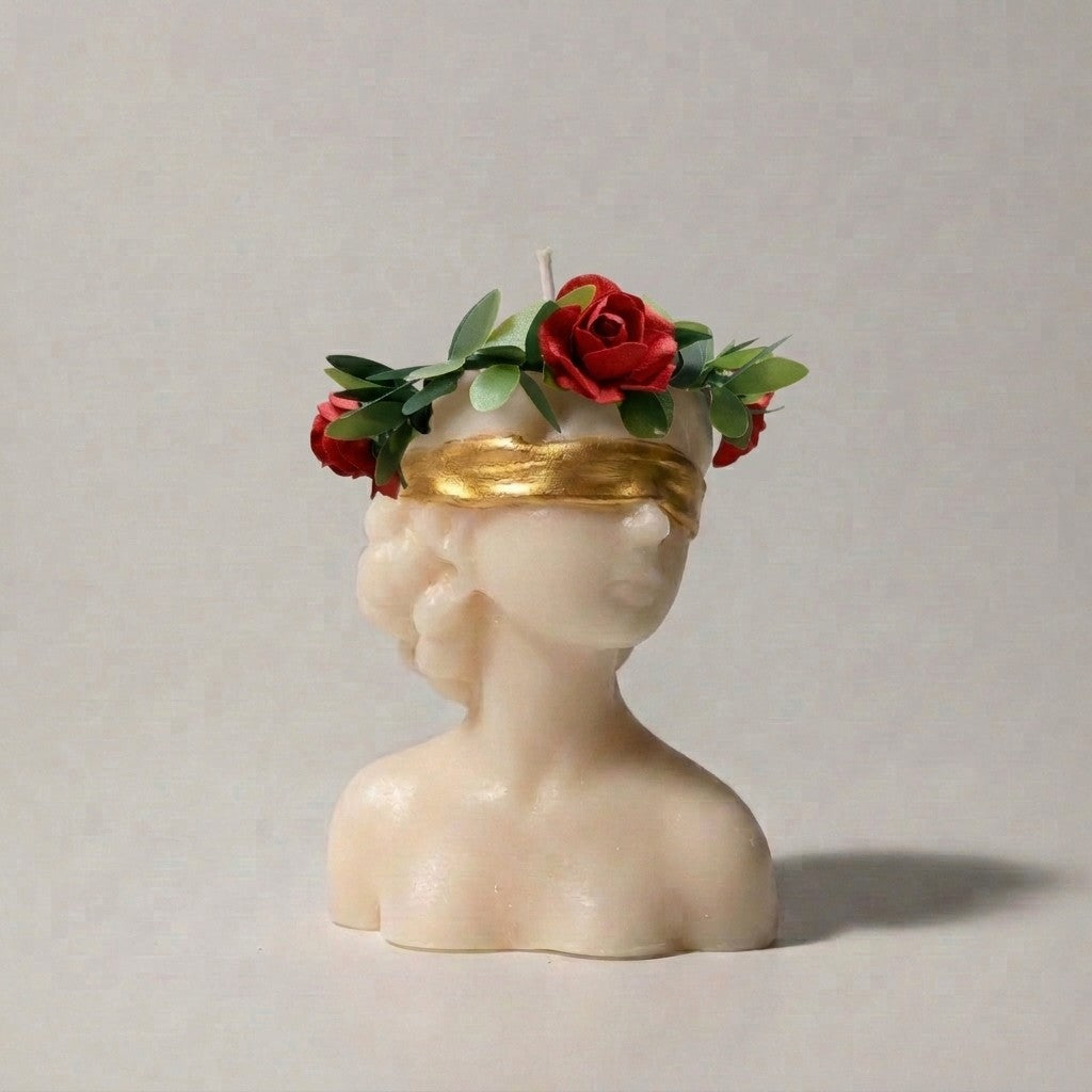 Candela Dea Bendata in cera avorio con corona di rose e fascia dorata
