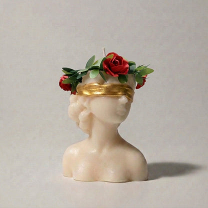 Candela Dea Bendata in cera avorio con corona di rose e fascia dorata