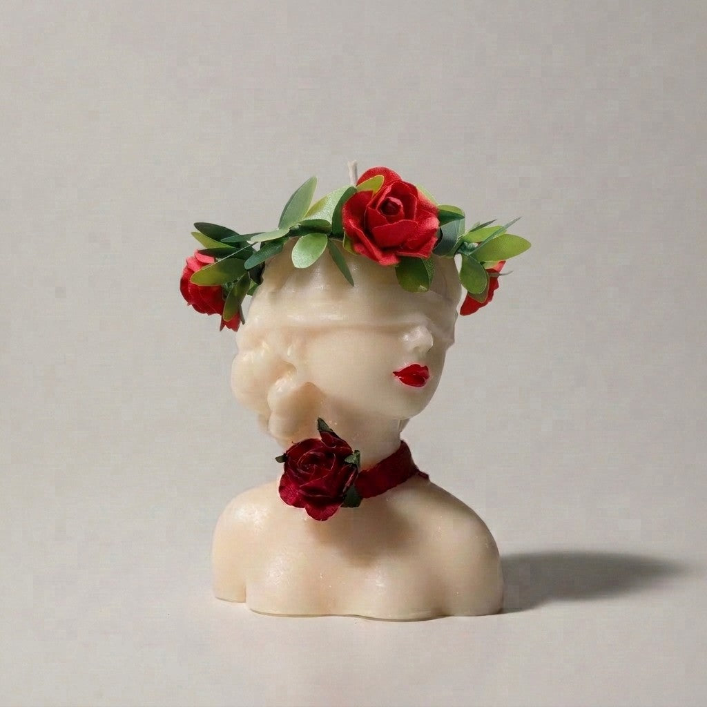Candela Dea Bendata in cera avorio con corona di rose, rosellina al collo e labbra rosse