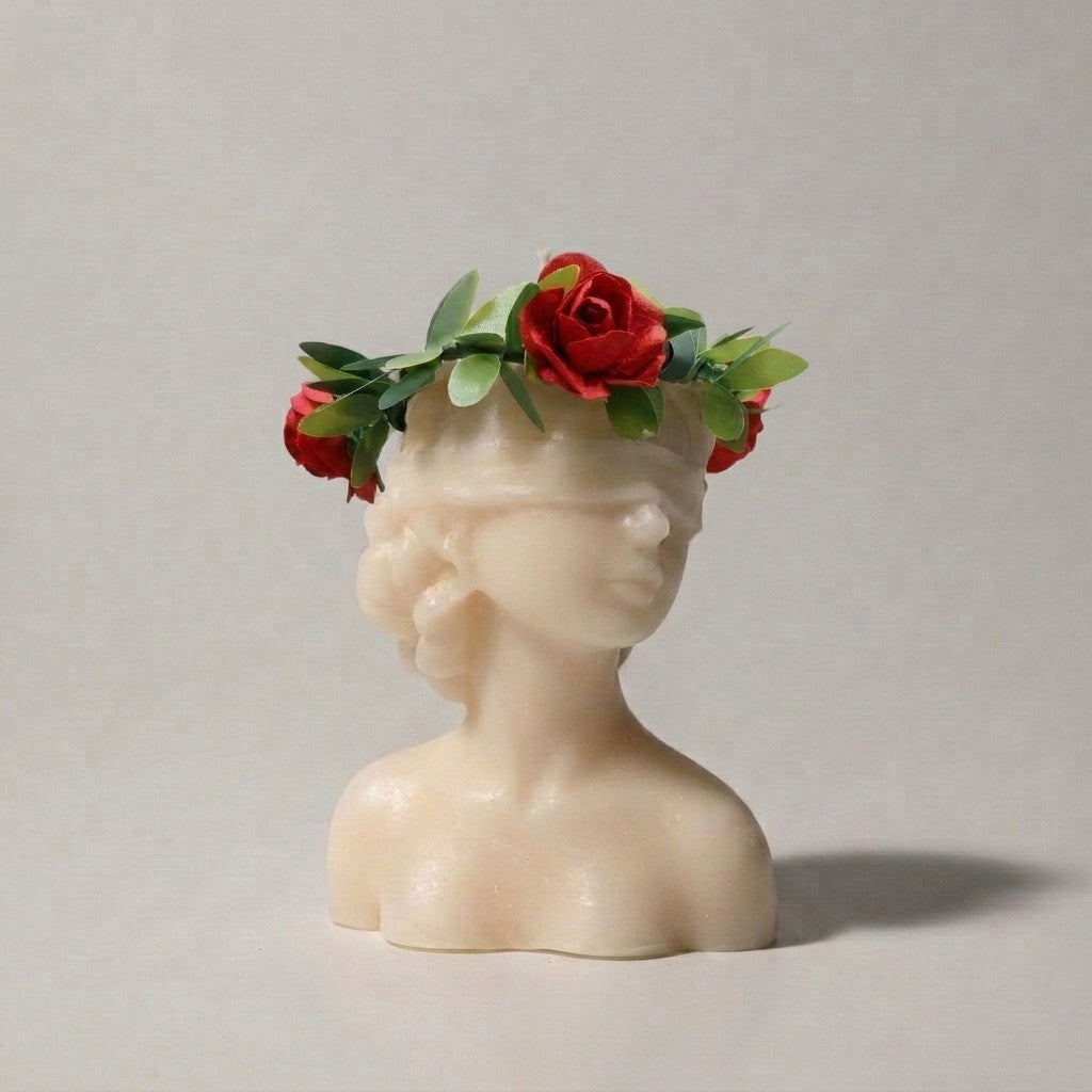 Candela Dea Bendata in cera avorio con corona di foglie e rose rosse