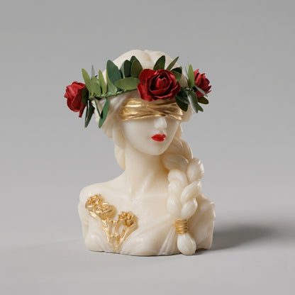 Candela Dea Bendata con treccia completa: corona di rose rosse, benda e fiori in oro, labbra rosse