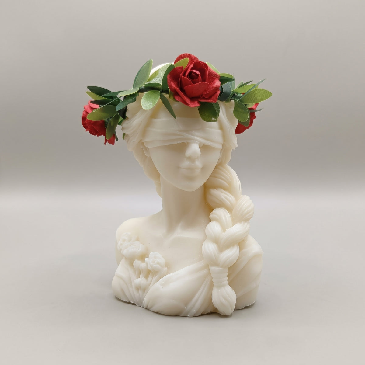 Candela Dea Bendata con treccia e corona di foglie verdi e rose rosse