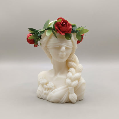 Candela Dea Bendata con treccia e corona di foglie verdi e rose rosse
