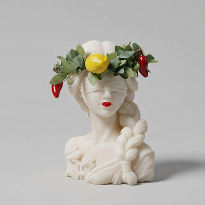 Candela Dea Bendata con treccia, corona d'alloro con limone e peperoncini, labbra dipinte di rosso